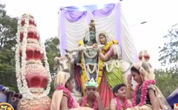 ชาวอินเดียฉลองวันประสูติของพระกฤษณะ