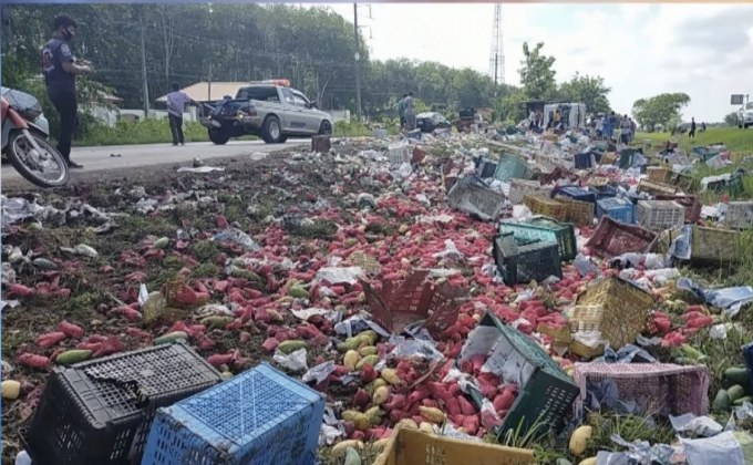 ชื่นชม! ชาวบ้านช่วยรถบรรทุกเก็บผลไม้ หลังเทเกลื่อนถนน