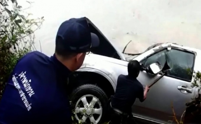 กระบะเสียหลักตกคูน้ำเสียชีวิตทั้งครอบครัว