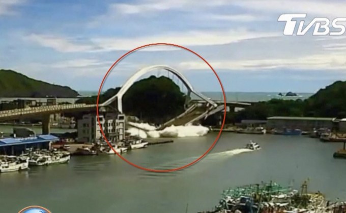 สะพานในไต้หวันถล่ม จากอิทธิพลไต้ฝุ่น “มิแทก”
