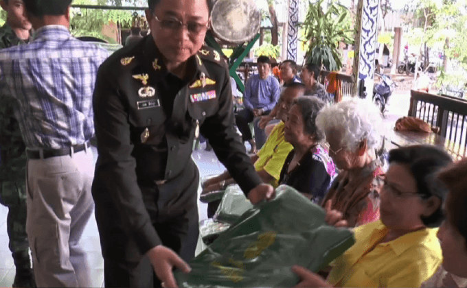 เร่งแจกผ้าห่ม ช่วยชาวบ้านประสบภัยหนาว