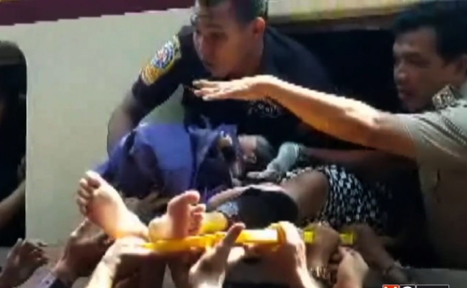 ภาพนาทีชีวิต เจ้าหน้าที่-ชาวบ้าน ช่วยทำคลอดบนรถไฟ 