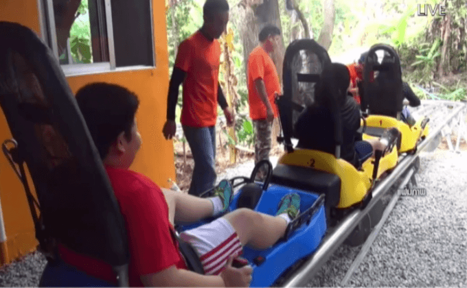 เครื่องเล่นจังเกิลโคสเตอร์ชนกันบาดเจ็บ 2 คน