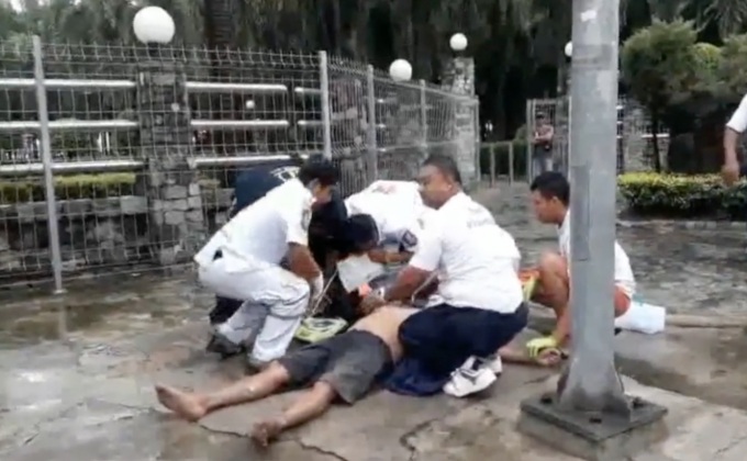ชายวัย 53 ปีถูกไฟช็​อตริมฟุตบาท  จ.ชลบุรี