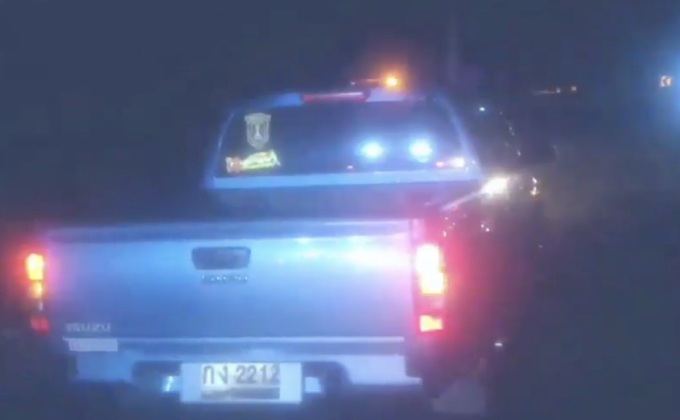 กระบะแหกโค้งชนเหล็กกั้น-เสาไฟฟ้าหักโค่น