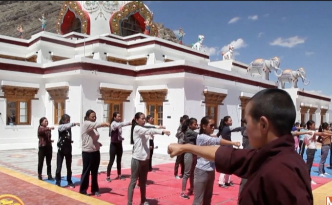 แม่ชีในอินเดียสอนให้ผู้หญิงใช้ศิลปะป้องกันตัว