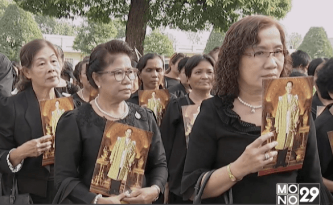 ไม่หวั่นสายฝน ประชาชนเข้าสักการะพระบรมศพเนืองแน่น