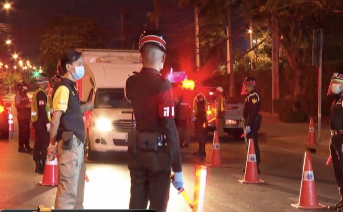 ด่านตรวจคืนแรกหลังประกาศเคอร์ฟิวห้ามออกจากบ้าน