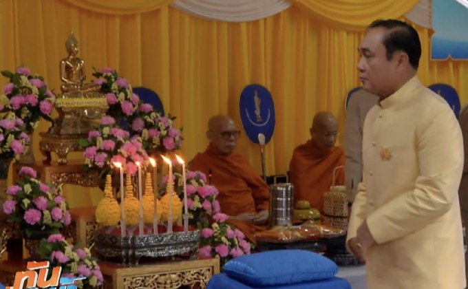 นายกฯ นำ ครม.-ขรก. ทำบุญตักบาตร วันพ่อแห่งชาติ