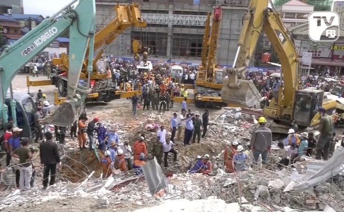 ​เร่งเก็บกวาดซากอาคาร 7 ชั้นที่พังถล่มลงมาในกัมพูชา