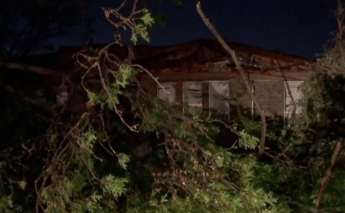 ทอร์นาโดรุนแรงพัดถล่มเมืองดัลลัสในสหรัฐฯ