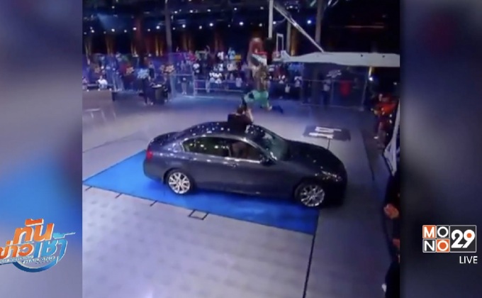 หนุ่มกระโดดข้ามรถขึ้นดังก์สุดตะลึง