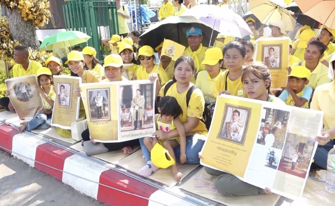 พสกนิกรรับเสด็จในหลวงรัชกาลที่10 เสด็จฯเลียบพระนคร