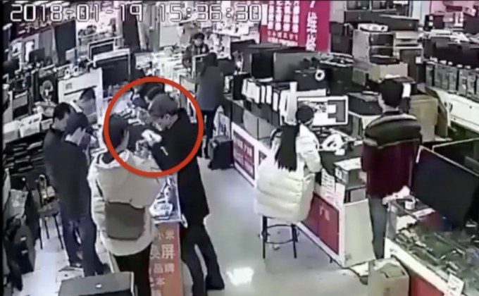 นาทีชีวิตหนุ่มจีนทดสอบแบตเตอรีมือถือ