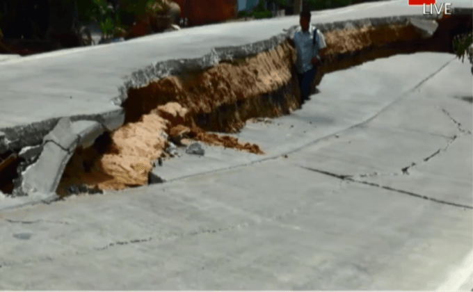 ถนนเลียบคลองลำรี ย่านนนทบุรี ทรุดตัว 1.5 เมตร 