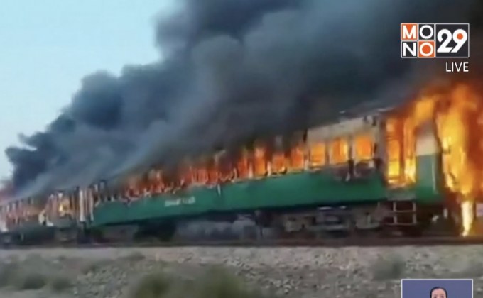 ไฟท่วม! ม้าเหล็กปากีสถาน ผู้โดยสารหนีตาย