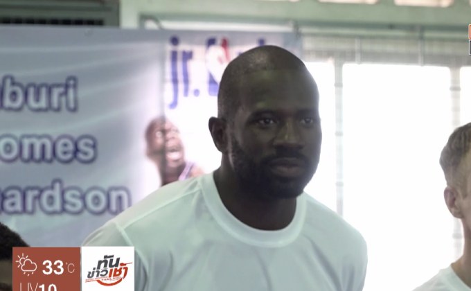 อดีตแชมป์ NBA สแลมดังก์เปิดคลินิกสอนบาสฯ ที่ รร.สตรีนนทบุรี