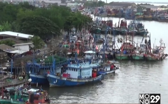 ชาวประมงผวาคลื่นลมแรง นำเรือกลับเข้าฝั่ง