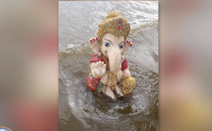 คนแห่ขอโชค “พระพิฆเณศ” ลอยเกยหาดบางแสน