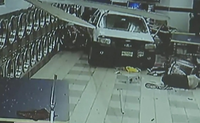 อุบัติเหตุรถพุ่งชนร้านซักรีด