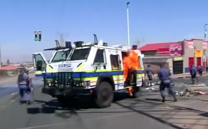 ตำรวจปะทะผู้ประท้วงในแอฟริกาใต้