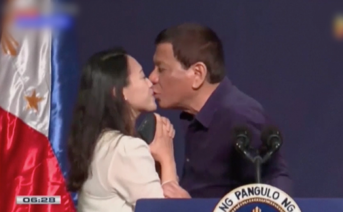 ผู้นำฟิลิปปินส์ถูกวิจารณ์กรณีจูบปากผู้หญิง