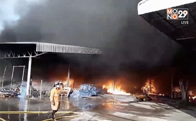 ไฟไหม้โกดังเก็บวัสดุก่อสร้างเสียหายกว่า 100 ล้าน