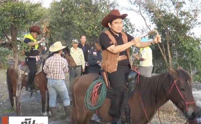 ผู้ว่าฯ นครพนม ขี่ม้าชิมวิว “ผาเป้า – ผาแดง”