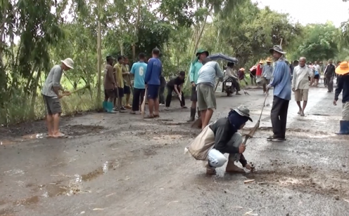 ชาวบ้านสุดทน ลงขันซ่อมแซมถนนเอง