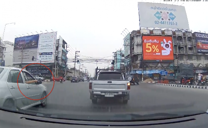 หนุ่มใจร้อน ชักปืนขู่สาวท้องกลางสี่แยกเชียงใหม่