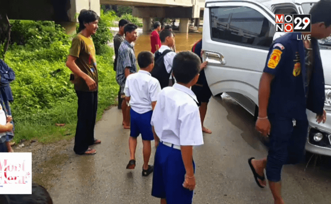 ช่วยเหลือนักเรียนหลังรถรับส่งวิ่งฝ่ากระแสน้ำ