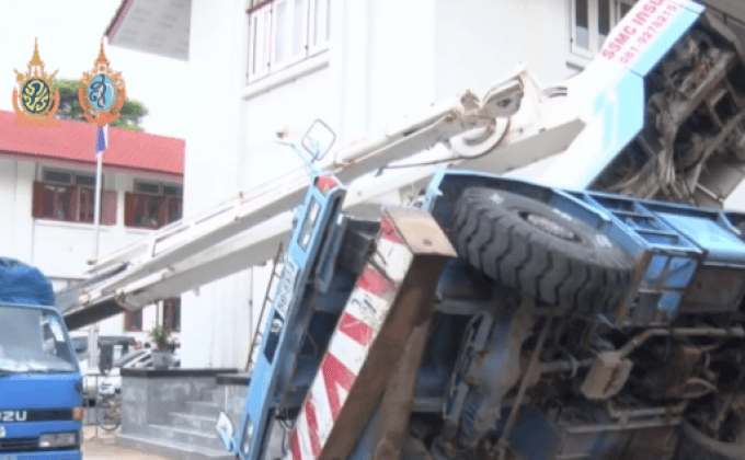 เครนล้มอาคารเลขาครม.-รถยนต์พังเสียหาย