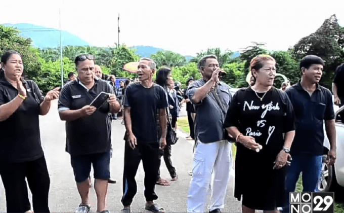 ชาวระนอง รวมตัวขับไล่ ผอ.โรงเรียน ใส่ชุดแดงรับตำแหน่ง