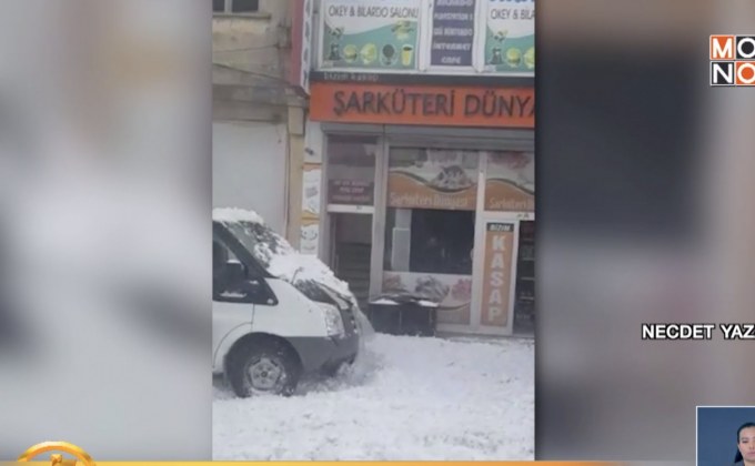 แผ่นหิมะประหลาดร่วงจากหลังคาตึกที่ตุรกี