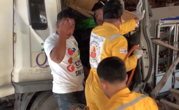 รถพ่วงพุ่งชนร้านค้าคนขับได้รับบาดเจ็บ
