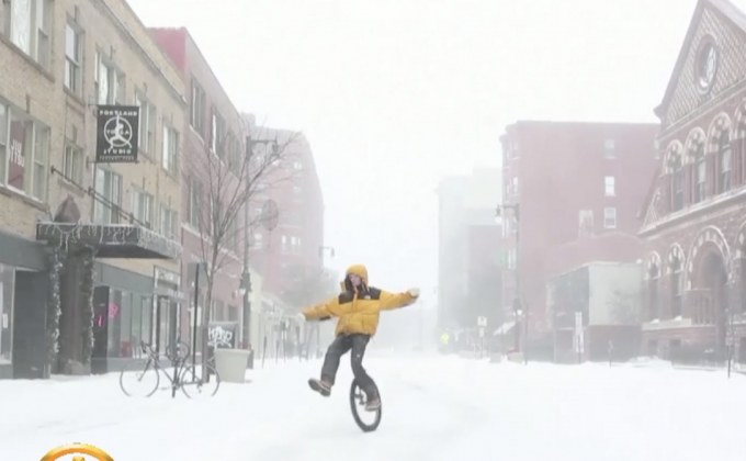 หนุ่มสหรัฐฯ ซิ่งจักรยานล้อเดียวท้าอากาศหนาว