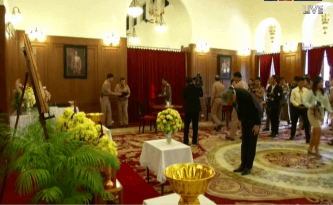 ลงนามถวายพระพรพระบาทสมเด็จพระเจ้าอยู่หัว