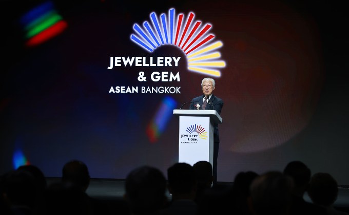 “JGAB 2025” เวทีอัญมณีและเครื่องประดับอาเซียนระดับโลก ดันไทยสู่ศูนย์กลางการค้าและนวัตกรรมเครื่องประดับอย่างยั่งยืน การรวมพลังรัฐ-เอกชน-ผู้ประกอบการ หนุนผู้ประกอบการไทยสู่ตลาดสากล พร้อมโชว์ไฮไลต์งานดีไซน์–แหล่งอัญมณี–เครือข่ายธุรกิจ