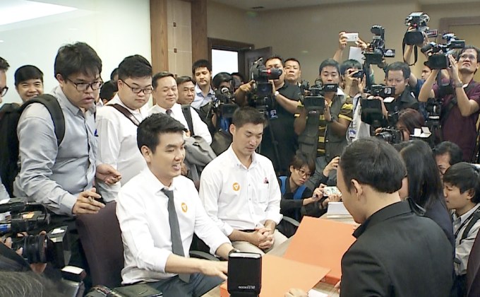 “ธนาธร”  ยื่นตั้งพรรค “อนาคตใหม่”