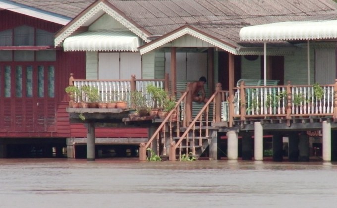 ชาวปทุมธานีเดือดร้อนจากน้ำท่วมนานกว่า 4 เดือน