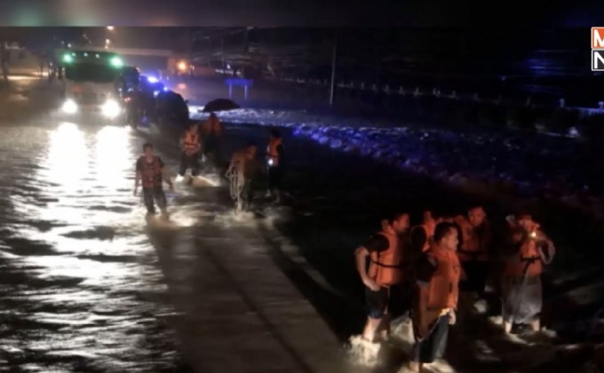 น้ำป่าพัดรถบัสตกถนน จ.นครศรีฯ