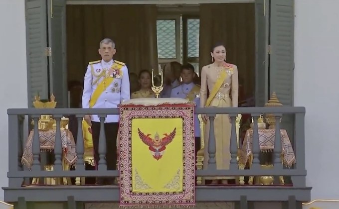 ​ในหลวง – พระราชินีเสด็จออกสีหบัญชร พสกนิกรปลื้มปิติ