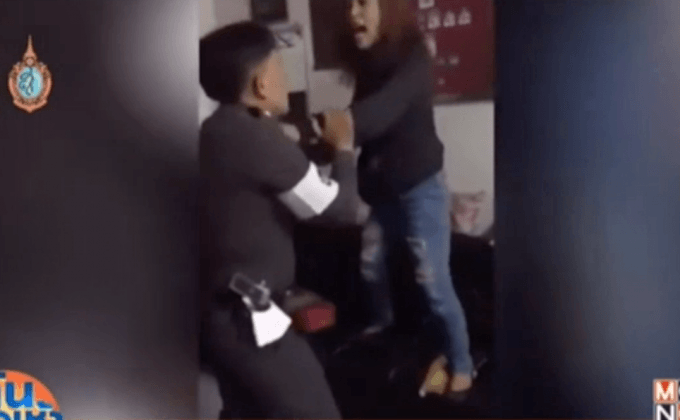 แชร์สนั่น! สาวของขึ้นเปิดศึกตำรวจ