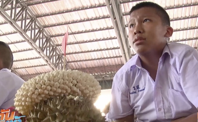 ไอเดียเจ๋ง! ใช้ทุเรียนทำพานไหว้ครู สื่อความหมาย “เรียนลูกเดียว”