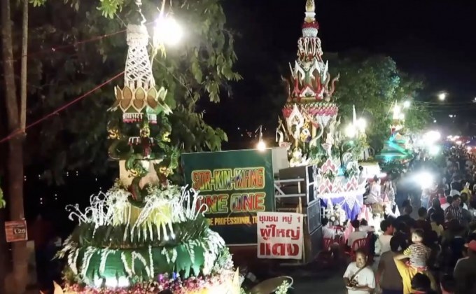 สุดอลังการ สีสันประกวดกระทงยักษ์ บูชาพระธาตุพนม