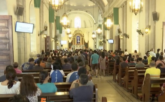 ชาวฟิลิปปินส์แห่นำสัตว์เลี้ยงไปรับพรจากบาทหลวง