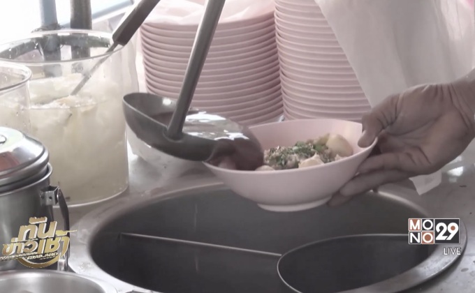 สืบสานความดีจากพ่อ แจกฟรีก๋วยเตี๋ยวให้เด็ก-คนแก่