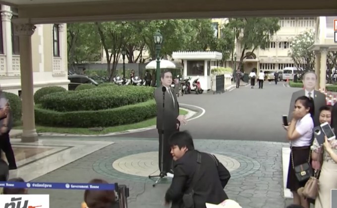 นายกฯ ปล่อยมุข ตั้งสแตนดี้ให้นักข่าวถามปมการเมือง