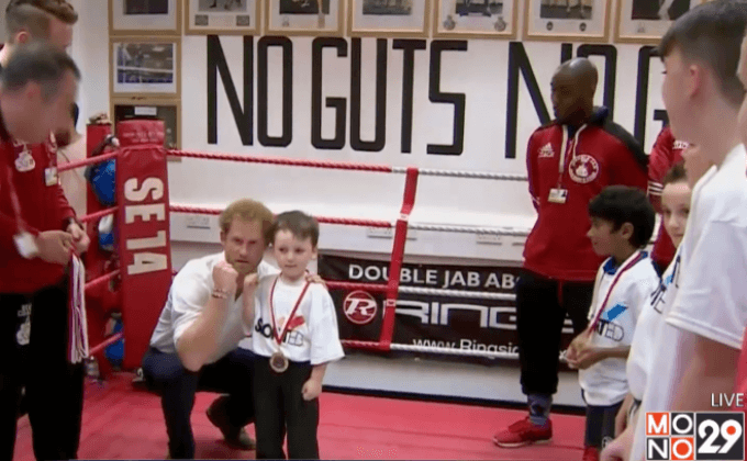 เจ้าชายแฮร์รี่เสด็จเยี่ยมค่ายมวย