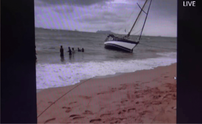 คลื่นลมแรงทะเลอันดามัน